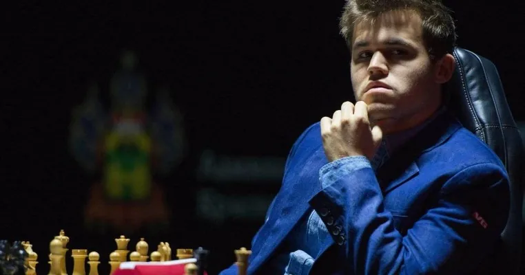 Magnus Carlsen ante el tablero durante una partida de torneo