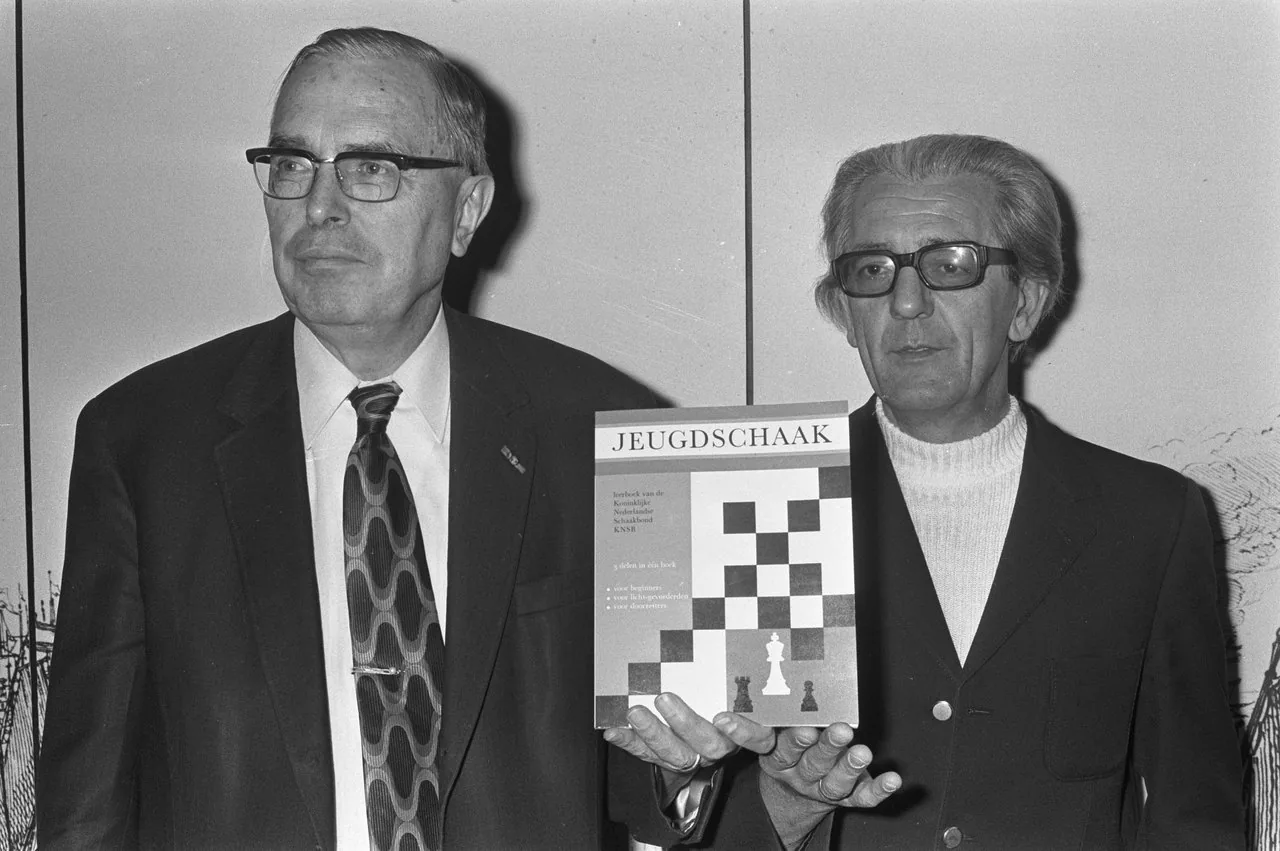 Max Euwe with chess writer B. J. Withuis in 1972