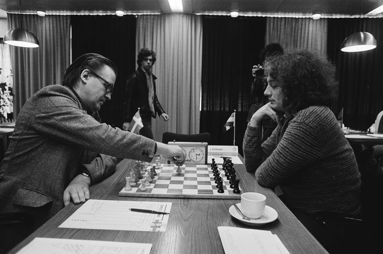 Bent Larsen playing Jan Timman