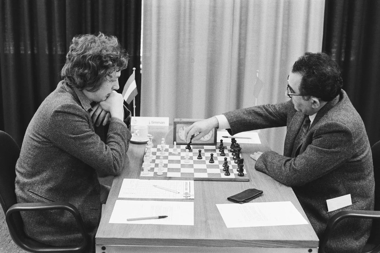 Tigran Petrosian playing Jan Timman