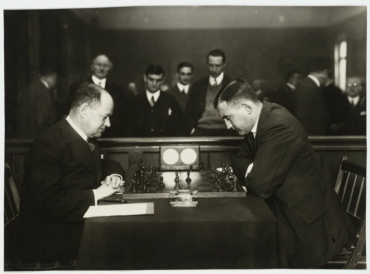Rudolf Spielmann playing at the Militiezaal